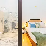 Fancy In Iconic Street Full Of Historic Appartement