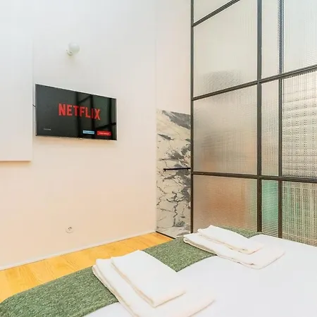 Apartment Fancy In Iconic Street Full Of Historic