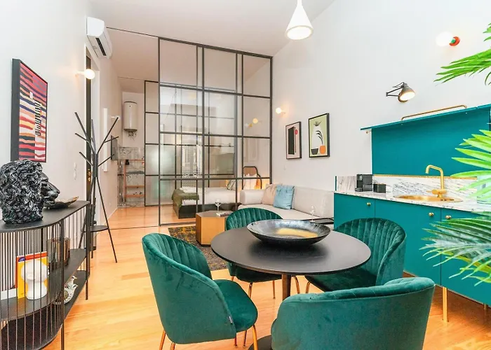 Fancy In Iconic Street Full Of Historic بورتو