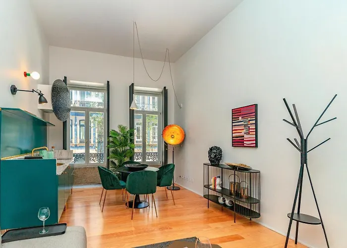 Fancy In Iconic Street Full Of Historic بورتو