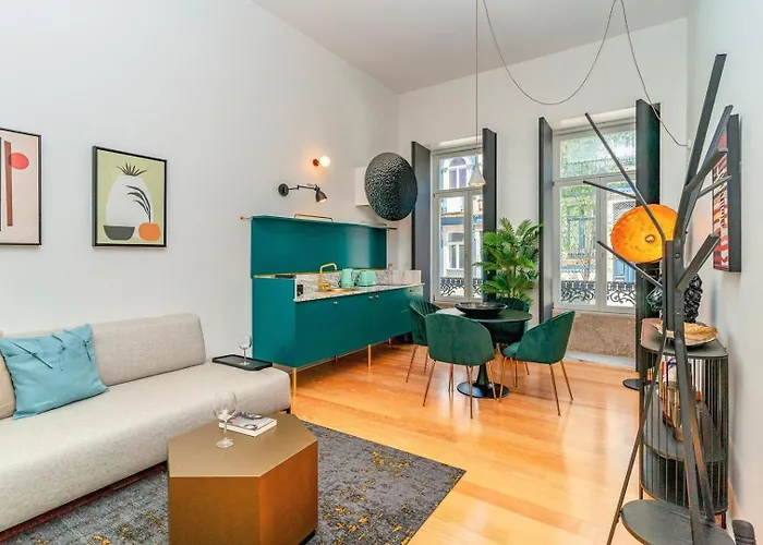 Fancy In Iconic Street Full Of Historic بورتو