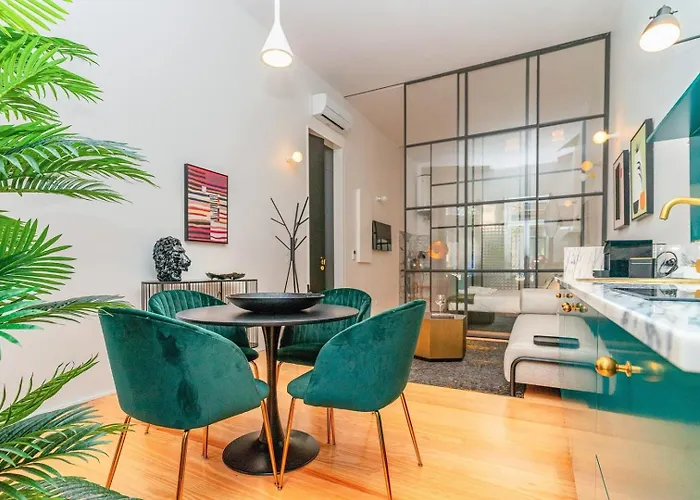 Fancy In Iconic Street Full Of Historic بورتو